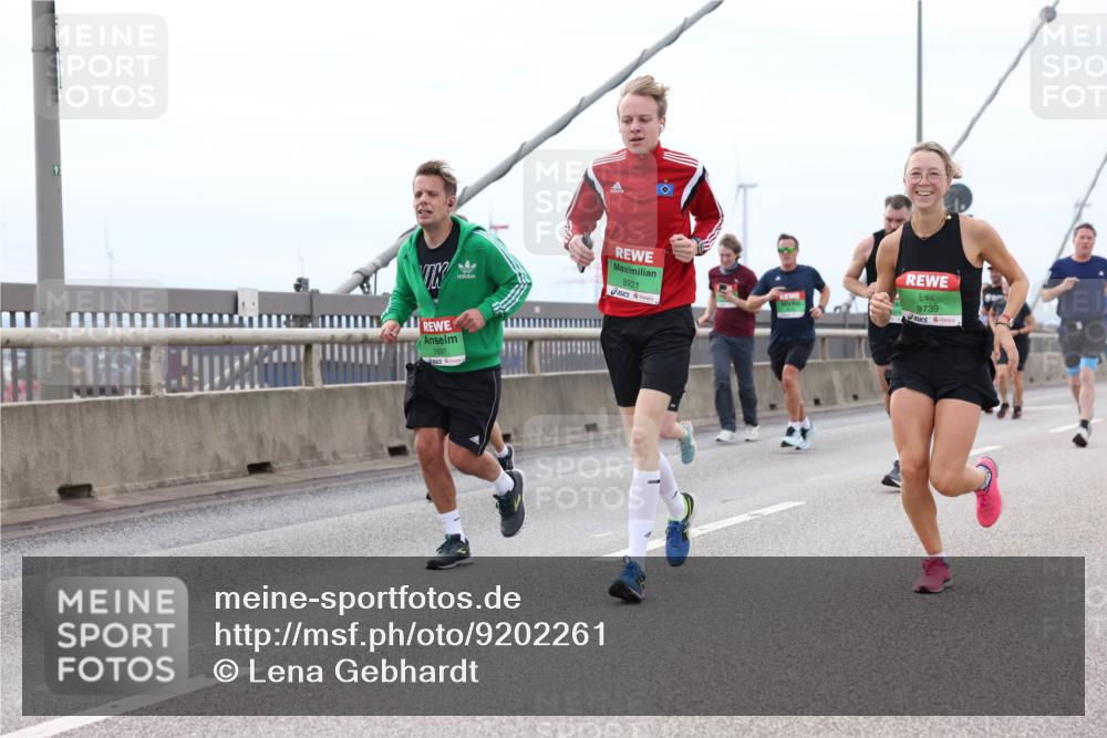03.10.2025 - Köhlbrandbrückenlauf Lena Gebhardt http://msf.ph/oto/9202261 03.10.2025 15:48:32 Position 2 91, 8921, 7697, 9739 meine-sportfotos.de