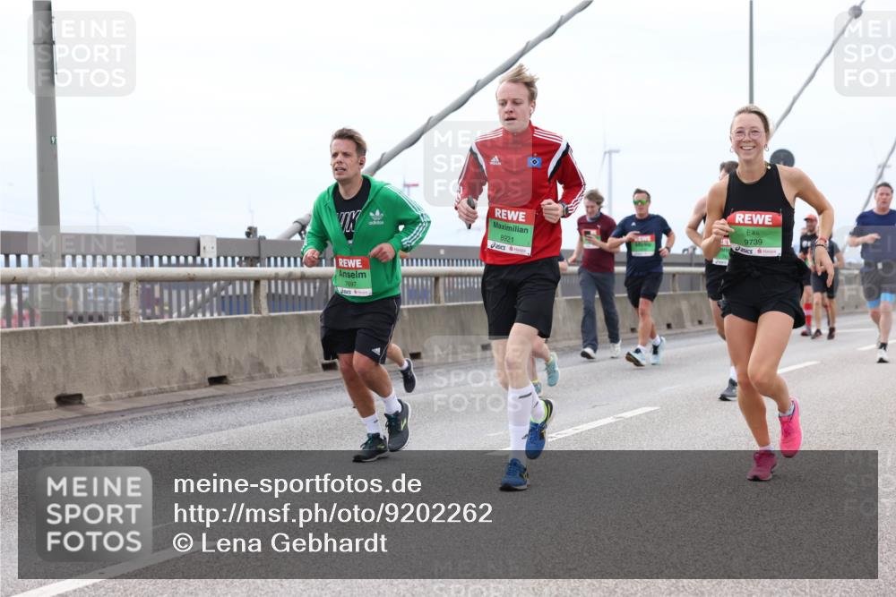 03.10.2025 - Köhlbrandbrückenlauf Lena Gebhardt http://msf.ph/oto/9202262 03.10.2025 15:48:32 Position 2 8921, 7697, 9739 meine-sportfotos.de