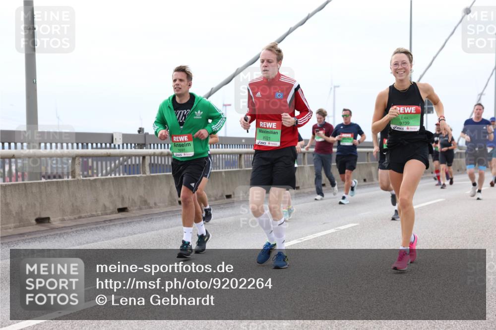 03.10.2025 - Köhlbrandbrückenlauf Lena Gebhardt http://msf.ph/oto/9202264 03.10.2025 15:48:32 Position 2 91, 7697, 8921, 9739 meine-sportfotos.de