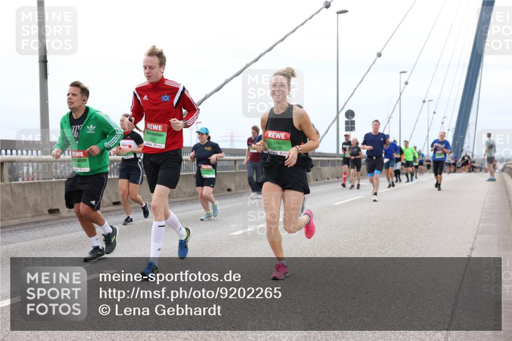 03.10.2025 - Köhlbrandbrückenlauf Lena Gebhardt http://msf.ph/oto/9202265 03.10.2025 15:48:33 Position 2 8921, 9739 meine-sportfotos.de