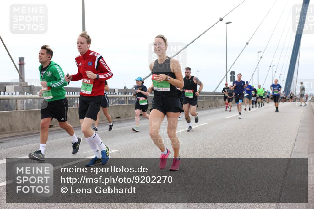 03.10.2025 - Köhlbrandbrückenlauf Lena Gebhardt http://msf.ph/oto/9202270 03.10.2025 15:48:33 Position 2 8921, 9739 meine-sportfotos.de