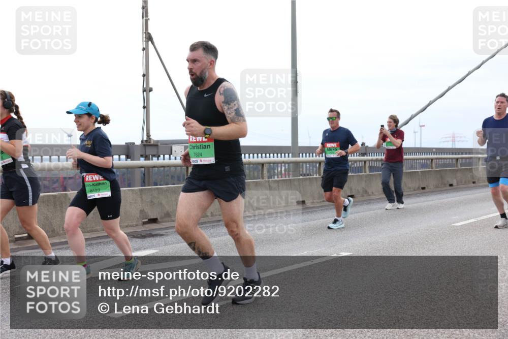 03.10.2025 - Köhlbrandbrückenlauf Lena Gebhardt http://msf.ph/oto/9202282 03.10.2025 15:48:35 Position 2 12, 8123, 7624 meine-sportfotos.de