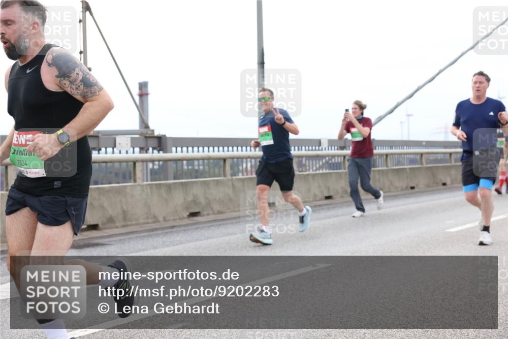 03.10.2025 - Köhlbrandbrückenlauf Lena Gebhardt http://msf.ph/oto/9202283 03.10.2025 15:48:36 Position 2 7624 meine-sportfotos.de
