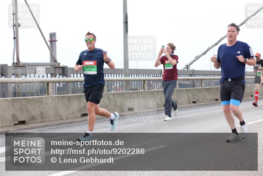 03.10.2025 - Köhlbrandbrückenlauf Lena Gebhardt http://msf.ph/oto/9202286 03.10.2025 15:48:36 Position 2 7679 meine-sportfotos.de
