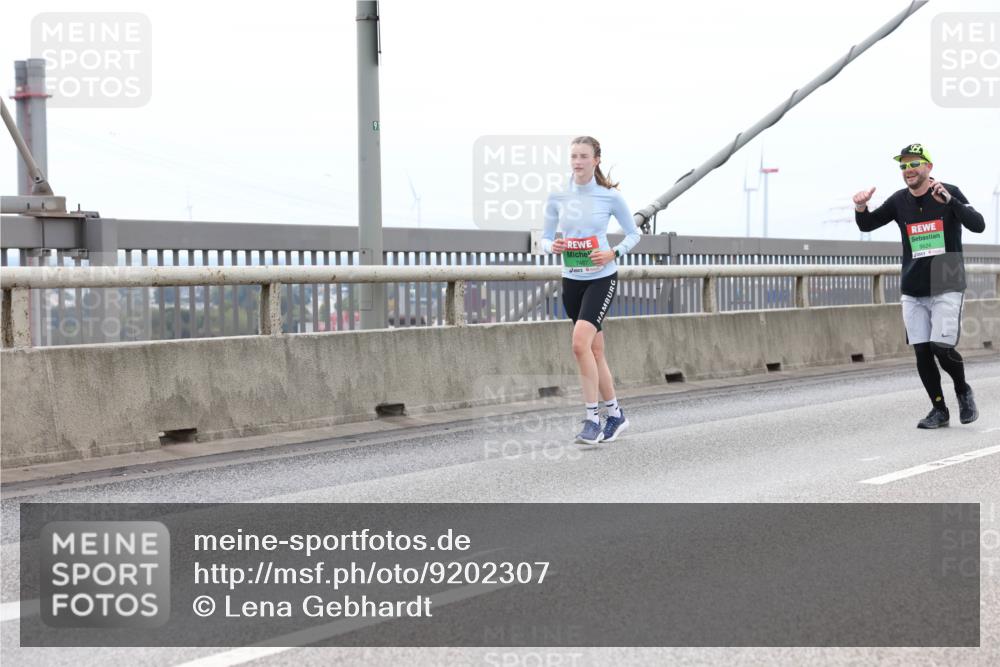 03.10.2025 - Köhlbrandbrückenlauf Lena Gebhardt http://msf.ph/oto/9202307 03.10.2025 15:48:40 Position 2 9624 meine-sportfotos.de