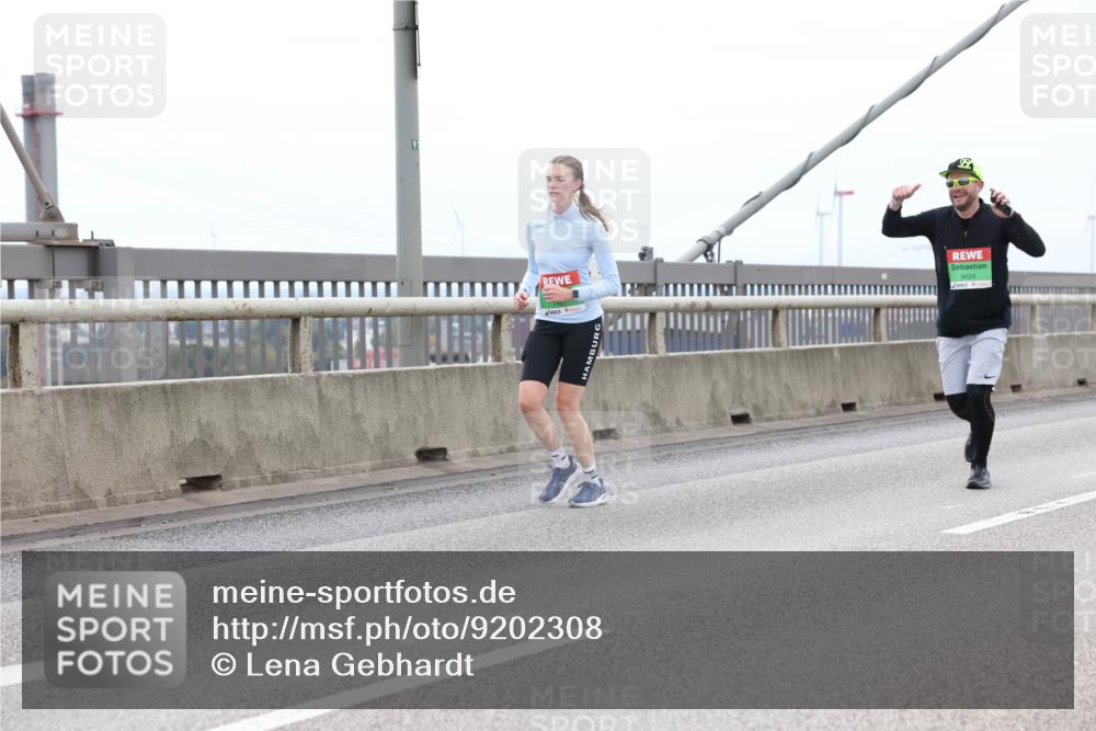 03.10.2025 - Köhlbrandbrückenlauf Lena Gebhardt http://msf.ph/oto/9202308 03.10.2025 15:48:40 Position 2 9624 meine-sportfotos.de