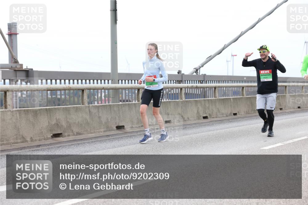 03.10.2025 - Köhlbrandbrückenlauf Lena Gebhardt http://msf.ph/oto/9202309 03.10.2025 15:48:40 Position 2 7487, 9624 meine-sportfotos.de