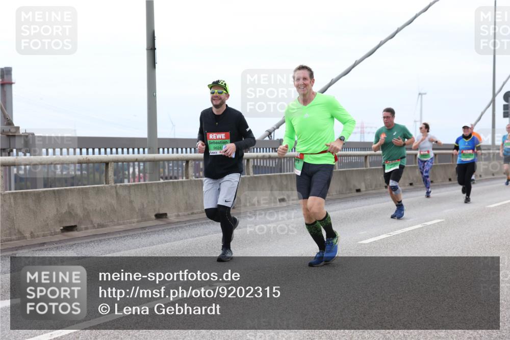 03.10.2025 - Köhlbrandbrückenlauf Lena Gebhardt http://msf.ph/oto/9202315 03.10.2025 15:48:42 Position 2 9624 meine-sportfotos.de