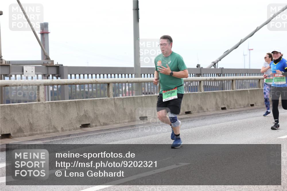 03.10.2025 - Köhlbrandbrückenlauf Lena Gebhardt http://msf.ph/oto/9202321 03.10.2025 15:48:44 Position 2 9033, 9229 meine-sportfotos.de