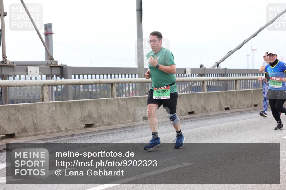 03.10.2025 - Köhlbrandbrückenlauf Lena Gebhardt http://msf.ph/oto/9202323 03.10.2025 15:48:44 Position 2 9033, 9229 meine-sportfotos.de