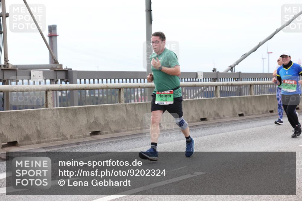 03.10.2025 - Köhlbrandbrückenlauf Lena Gebhardt http://msf.ph/oto/9202324 03.10.2025 15:48:44 Position 2 9033, 9229 meine-sportfotos.de