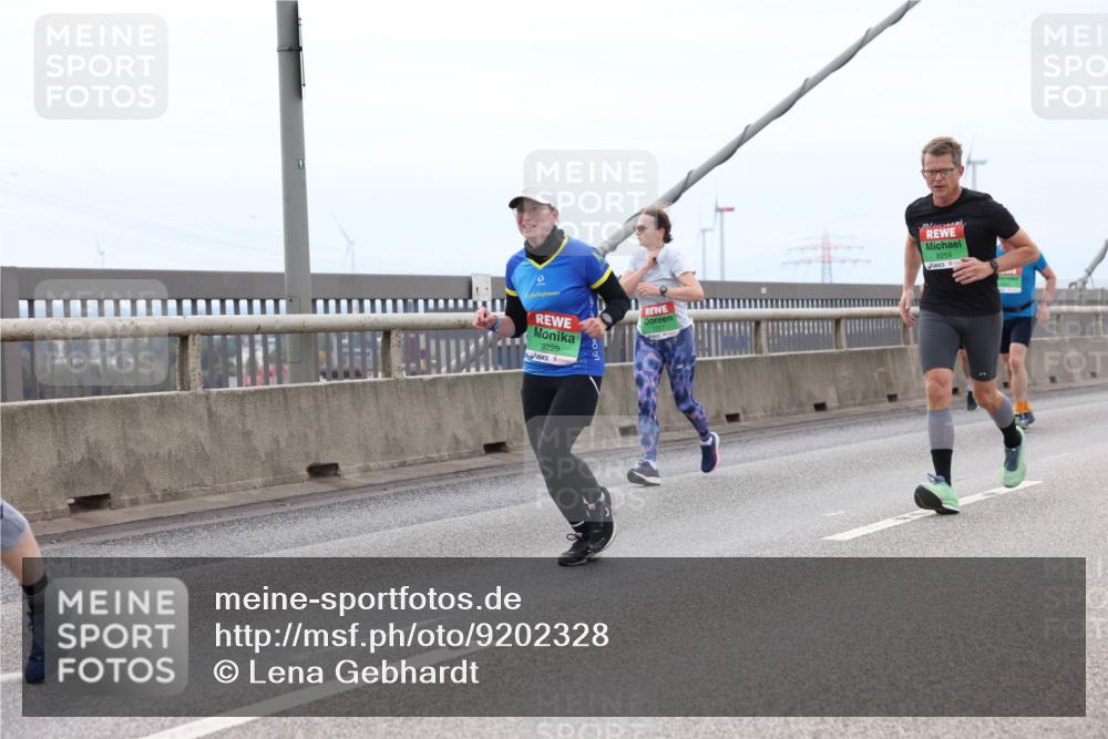 03.10.2025 - Köhlbrandbrückenlauf Lena Gebhardt http://msf.ph/oto/9202328 03.10.2025 15:48:44 Position 2 9229, 8259 meine-sportfotos.de