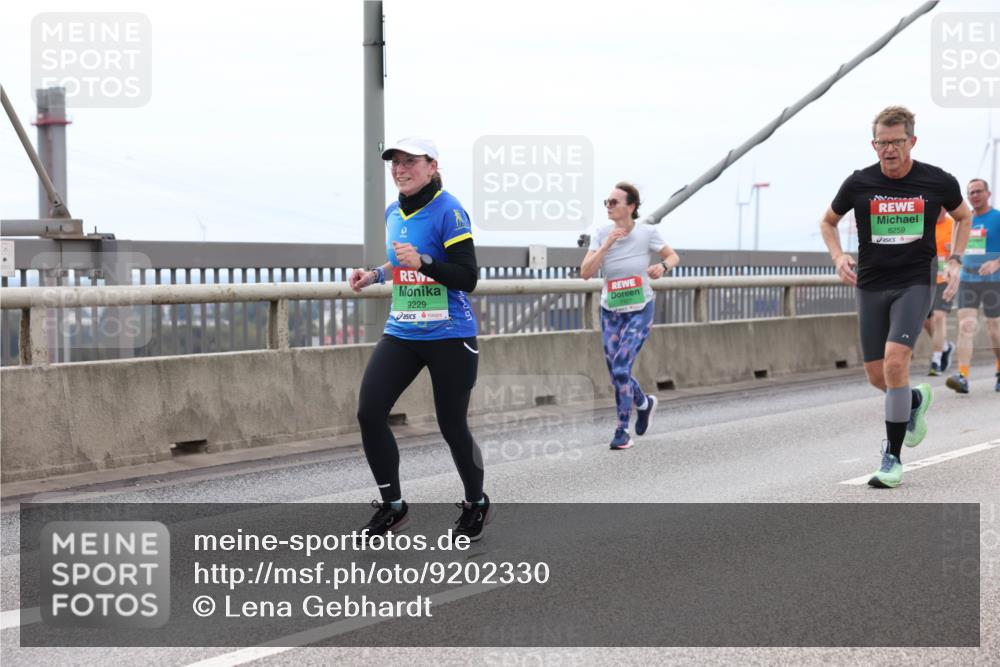 03.10.2025 - Köhlbrandbrückenlauf Lena Gebhardt http://msf.ph/oto/9202330 03.10.2025 15:48:45 Position 2 9229, 8259 meine-sportfotos.de