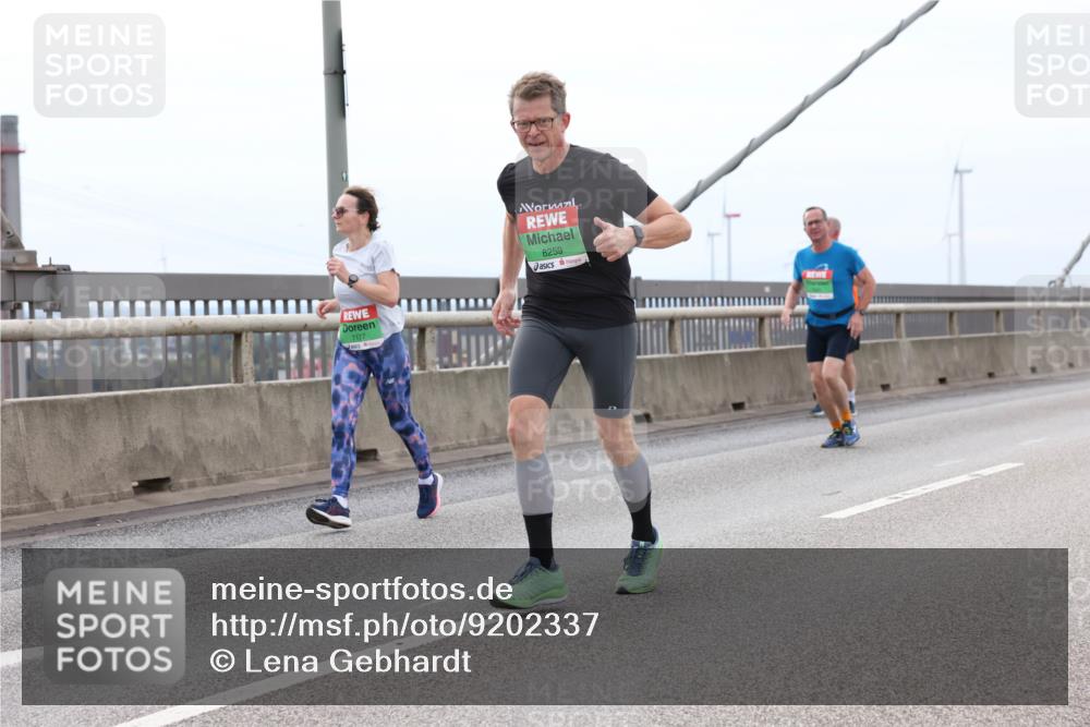 03.10.2025 - Köhlbrandbrückenlauf Lena Gebhardt http://msf.ph/oto/9202337 03.10.2025 15:48:46 Position 2 7177, 8259 meine-sportfotos.de