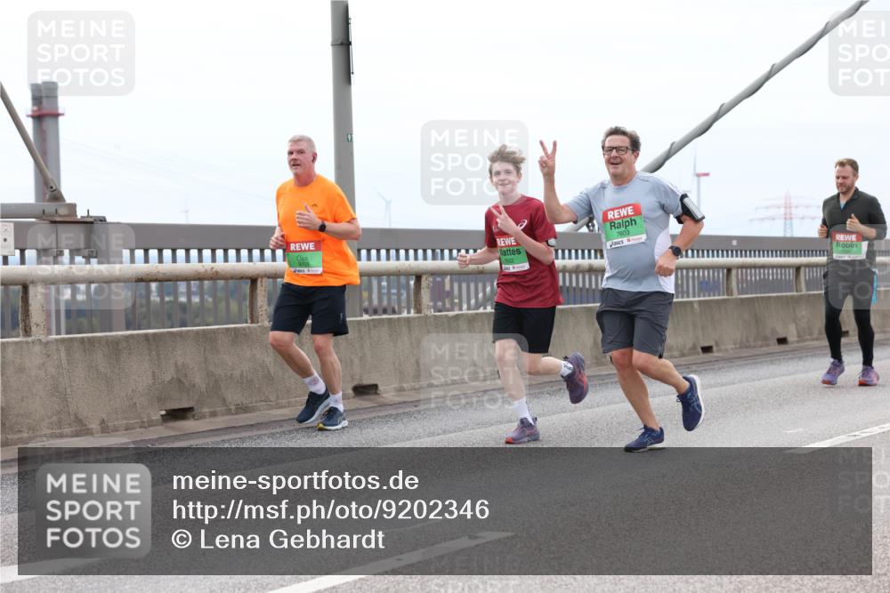03.10.2025 - Köhlbrandbrückenlauf Lena Gebhardt http://msf.ph/oto/9202346 03.10.2025 15:48:49 Position 2 7602, 7603 meine-sportfotos.de