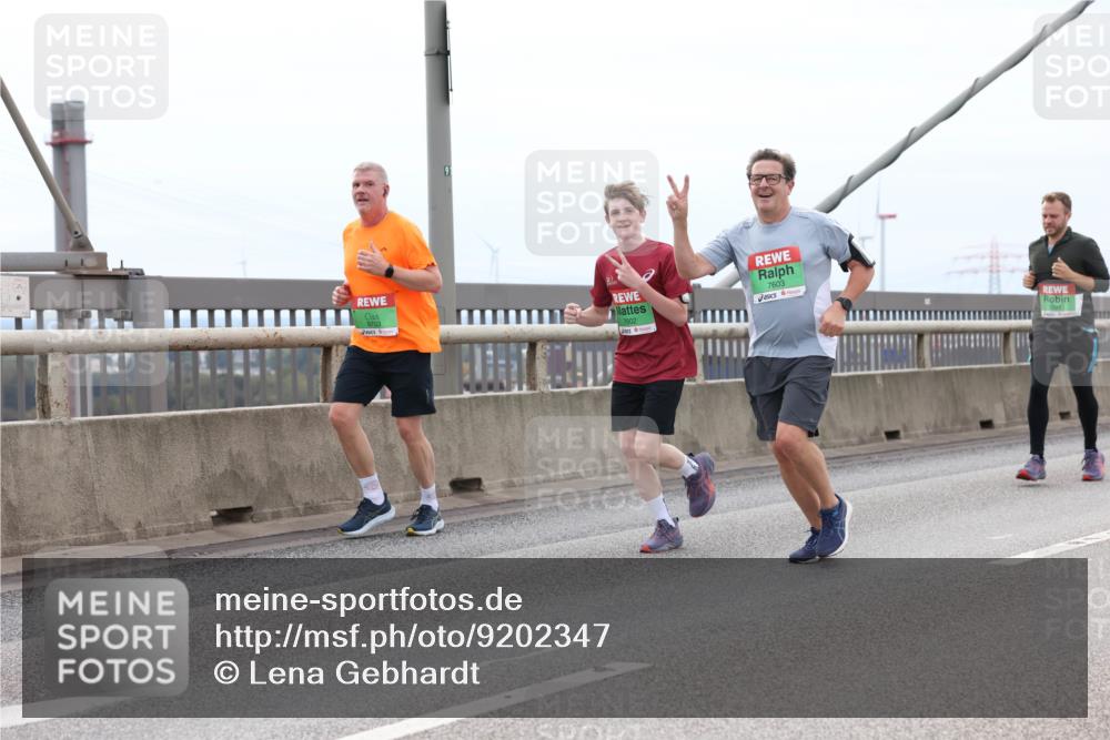 03.10.2025 - Köhlbrandbrückenlauf Lena Gebhardt http://msf.ph/oto/9202347 03.10.2025 15:48:49 Position 2 7602, 7603, 7591 meine-sportfotos.de