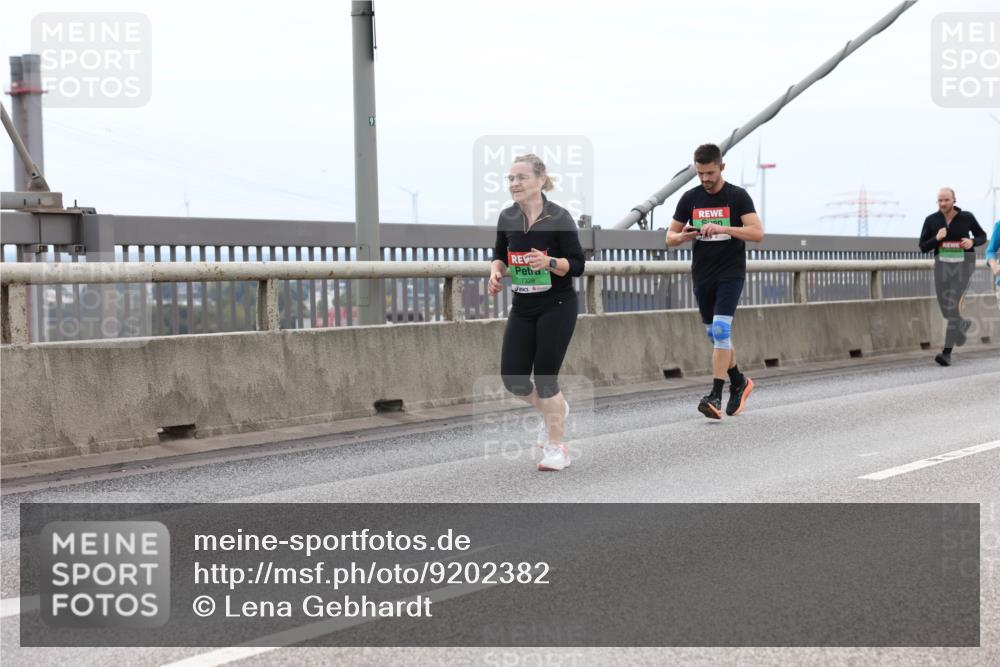 03.10.2025 - Köhlbrandbrückenlauf Lena Gebhardt http://msf.ph/oto/9202382 03.10.2025 15:48:55 Position 2 7326 meine-sportfotos.de