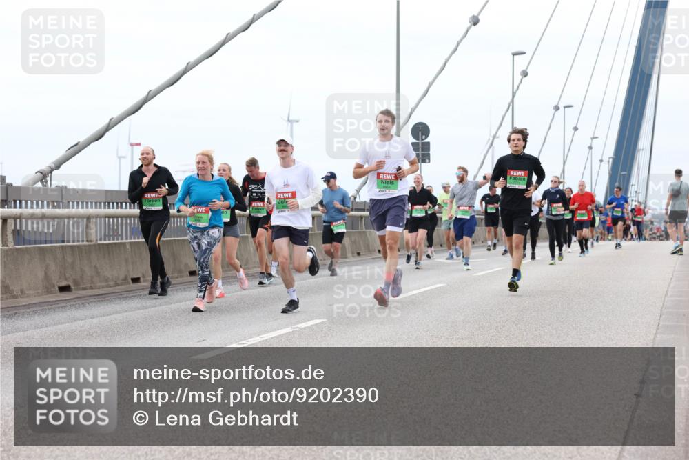 03.10.2025 - Köhlbrandbrückenlauf Lena Gebhardt http://msf.ph/oto/9202390 03.10.2025 15:48:57 Position 2 8954 meine-sportfotos.de