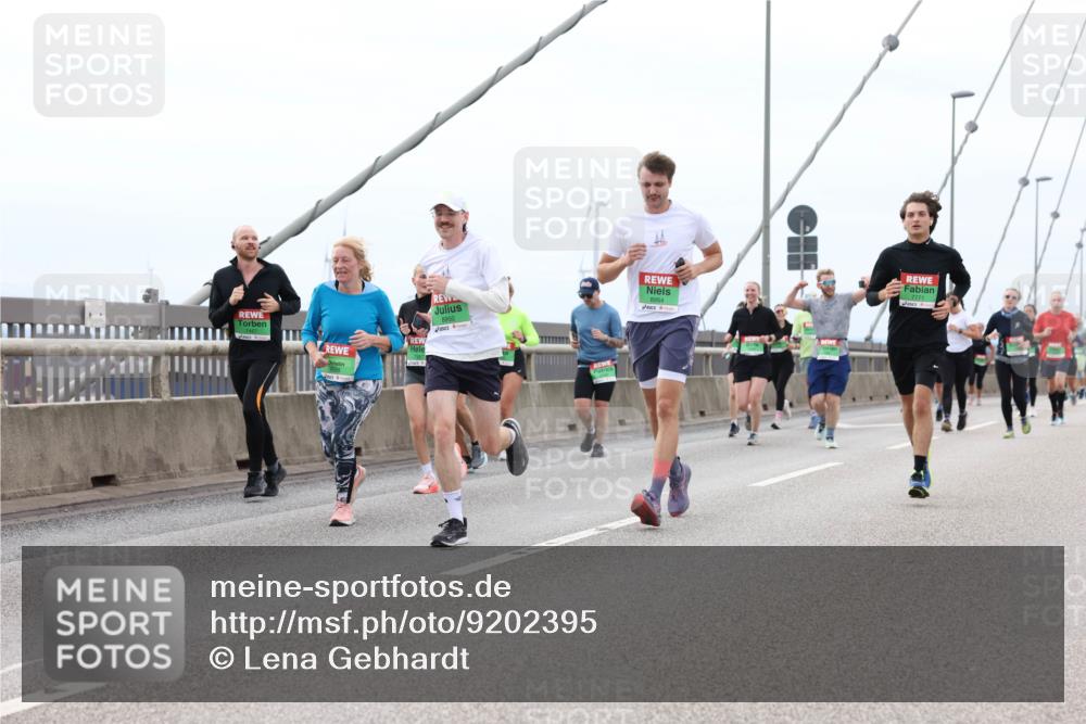03.10.2025 - Köhlbrandbrückenlauf Lena Gebhardt http://msf.ph/oto/9202395 03.10.2025 15:48:57 Position 2 8954, 8950 meine-sportfotos.de