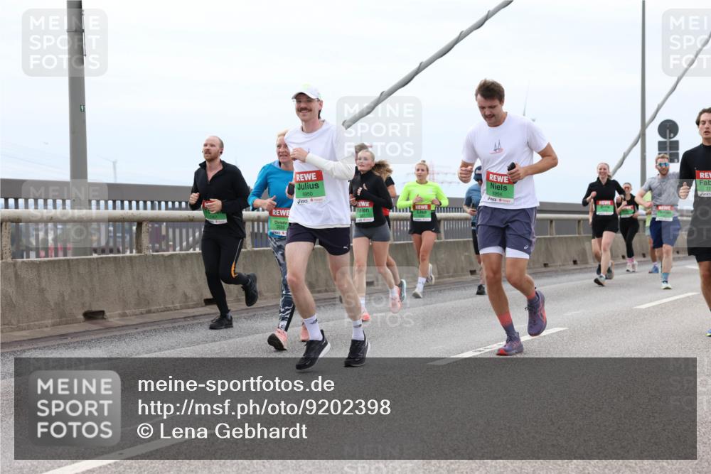 03.10.2025 - Köhlbrandbrückenlauf Lena Gebhardt http://msf.ph/oto/9202398 03.10.2025 15:48:58 Position 2 91, 8950, 8954 meine-sportfotos.de