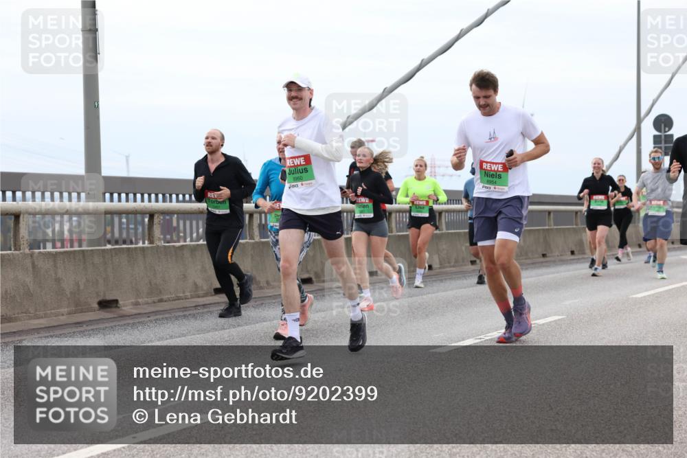 03.10.2025 - Köhlbrandbrückenlauf Lena Gebhardt http://msf.ph/oto/9202399 03.10.2025 15:48:58 Position 2 9, 8950, 8954 meine-sportfotos.de