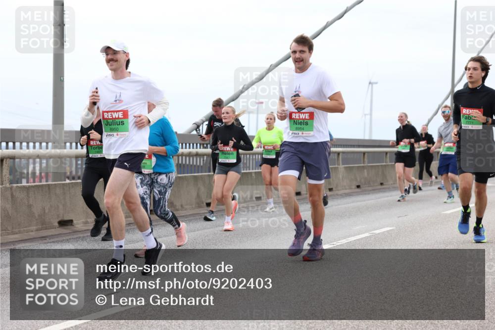 03.10.2025 - Köhlbrandbrückenlauf Lena Gebhardt http://msf.ph/oto/9202403 03.10.2025 15:48:58 Position 2 8950, 8954, 7771 meine-sportfotos.de