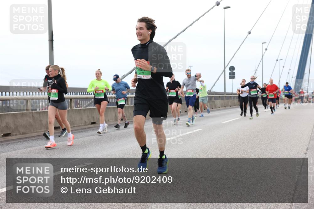 03.10.2025 - Köhlbrandbrückenlauf Lena Gebhardt http://msf.ph/oto/9202409 03.10.2025 15:49:00 Position 2 7771 meine-sportfotos.de