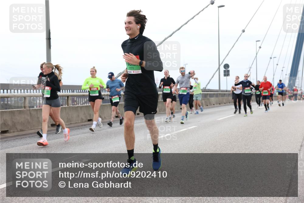03.10.2025 - Köhlbrandbrückenlauf Lena Gebhardt http://msf.ph/oto/9202410 03.10.2025 15:49:00 Position 2 7771 meine-sportfotos.de