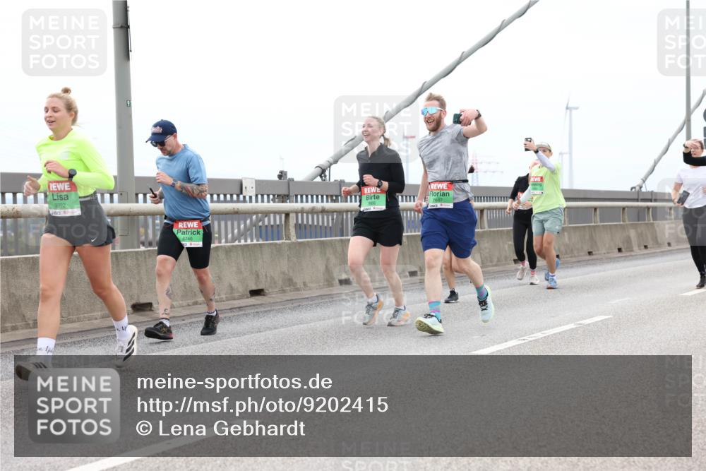 03.10.2025 - Köhlbrandbrückenlauf Lena Gebhardt http://msf.ph/oto/9202415 03.10.2025 15:49:01 Position 2 91, 9392, 8746, 7666, 7667 meine-sportfotos.de
