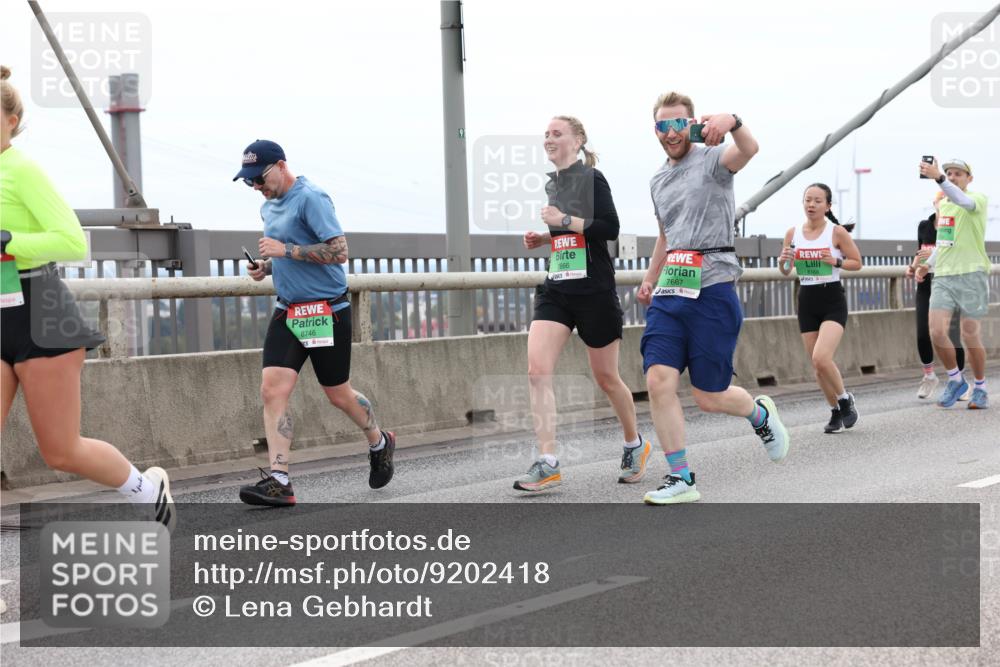 03.10.2025 - Köhlbrandbrückenlauf Lena Gebhardt http://msf.ph/oto/9202418 03.10.2025 15:49:02 Position 2 91, 7667, 8746, 8168 meine-sportfotos.de