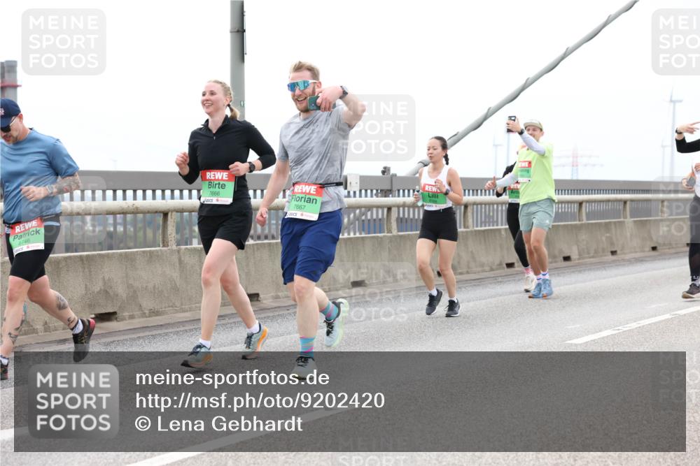 03.10.2025 - Köhlbrandbrückenlauf Lena Gebhardt http://msf.ph/oto/9202420 03.10.2025 15:49:02 Position 2 8746, 7666, 7667 meine-sportfotos.de