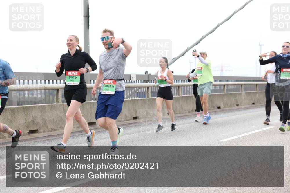 03.10.2025 - Köhlbrandbrückenlauf Lena Gebhardt http://msf.ph/oto/9202421 03.10.2025 15:49:02 Position 2 7666, 7667, 7775, 6 meine-sportfotos.de
