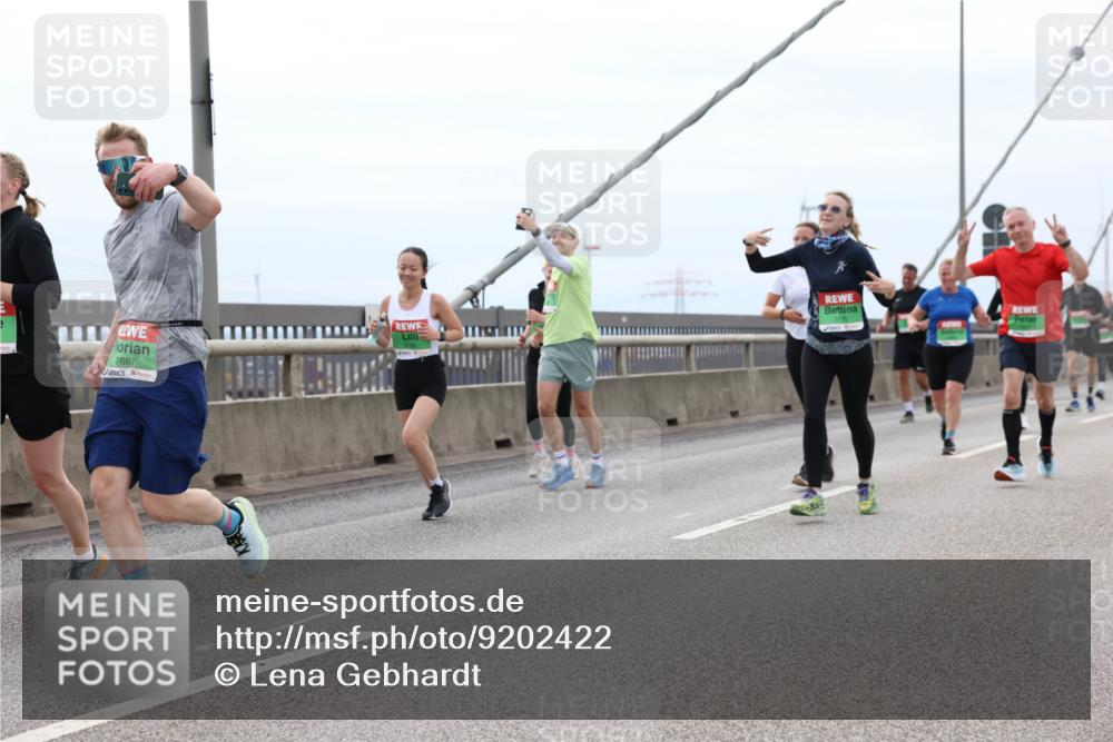 03.10.2025 - Köhlbrandbrückenlauf Lena Gebhardt http://msf.ph/oto/9202422 03.10.2025 15:49:03 Position 2 7667, 7775 meine-sportfotos.de