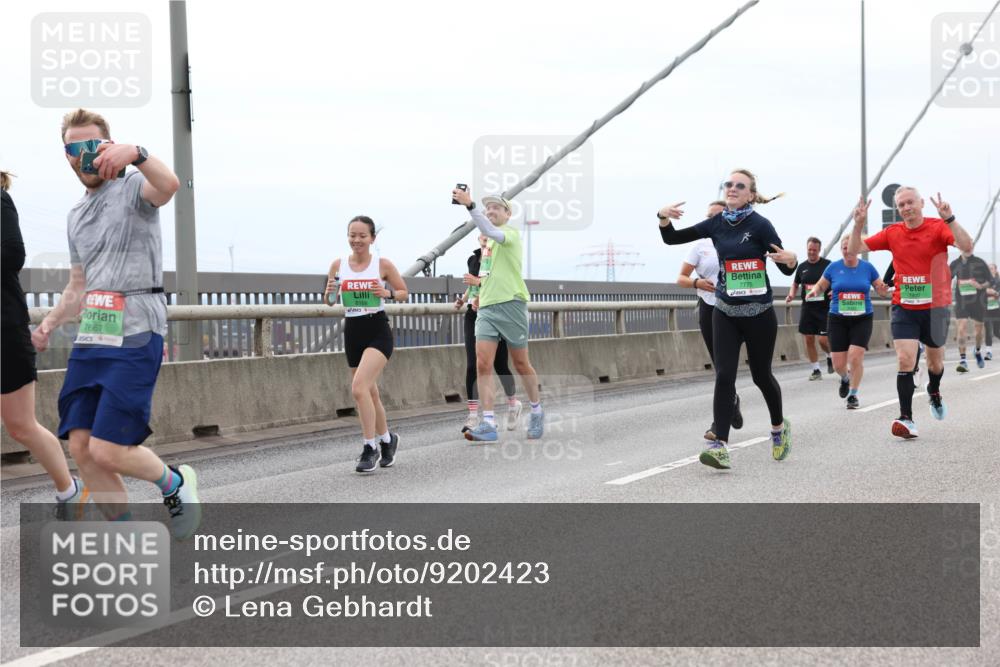 03.10.2025 - Köhlbrandbrückenlauf Lena Gebhardt http://msf.ph/oto/9202423 03.10.2025 15:49:03 Position 2 8168, 7667, 7775 meine-sportfotos.de