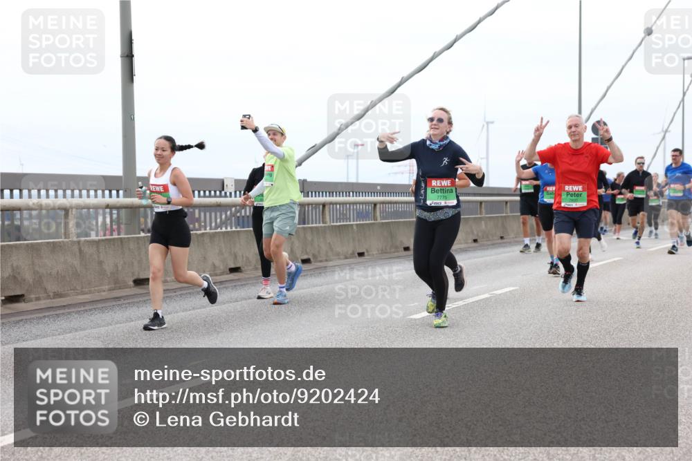 03.10.2025 - Köhlbrandbrückenlauf Lena Gebhardt http://msf.ph/oto/9202424 03.10.2025 15:49:03 Position 2 7775 meine-sportfotos.de
