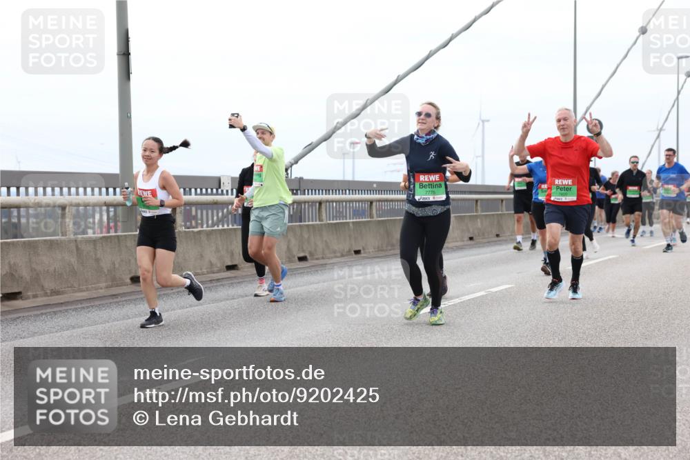 03.10.2025 - Köhlbrandbrückenlauf Lena Gebhardt http://msf.ph/oto/9202425 03.10.2025 15:49:03 Position 2 7775 meine-sportfotos.de