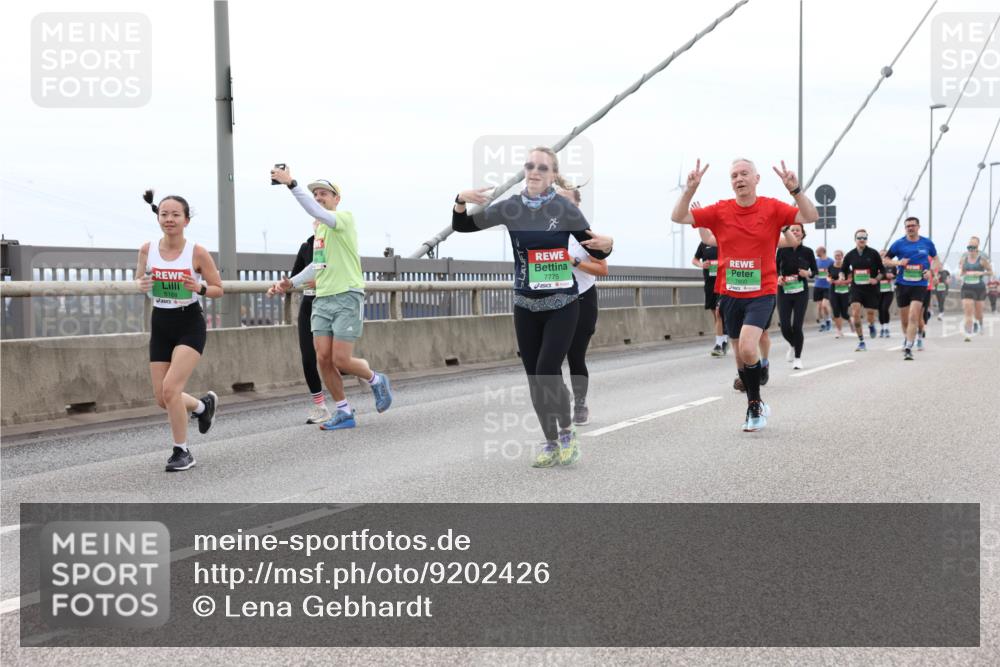 03.10.2025 - Köhlbrandbrückenlauf Lena Gebhardt http://msf.ph/oto/9202426 03.10.2025 15:49:03 Position 2 8168, 7775 meine-sportfotos.de
