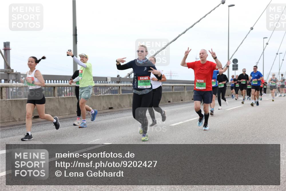 03.10.2025 - Köhlbrandbrückenlauf Lena Gebhardt http://msf.ph/oto/9202427 03.10.2025 15:49:04 Position 2 7775, 7800 meine-sportfotos.de