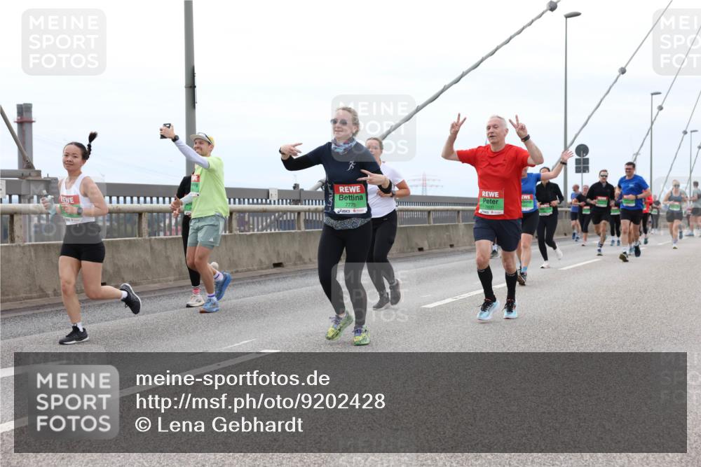03.10.2025 - Köhlbrandbrückenlauf Lena Gebhardt http://msf.ph/oto/9202428 03.10.2025 15:49:04 Position 2 7775 meine-sportfotos.de