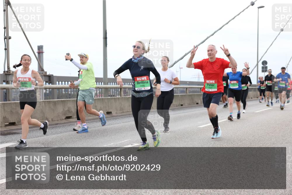 03.10.2025 - Köhlbrandbrückenlauf Lena Gebhardt http://msf.ph/oto/9202429 03.10.2025 15:49:04 Position 2 8168, 7775, 7800 meine-sportfotos.de