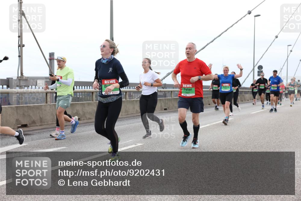 03.10.2025 - Köhlbrandbrückenlauf Lena Gebhardt http://msf.ph/oto/9202431 03.10.2025 15:49:04 Position 2 7800 meine-sportfotos.de