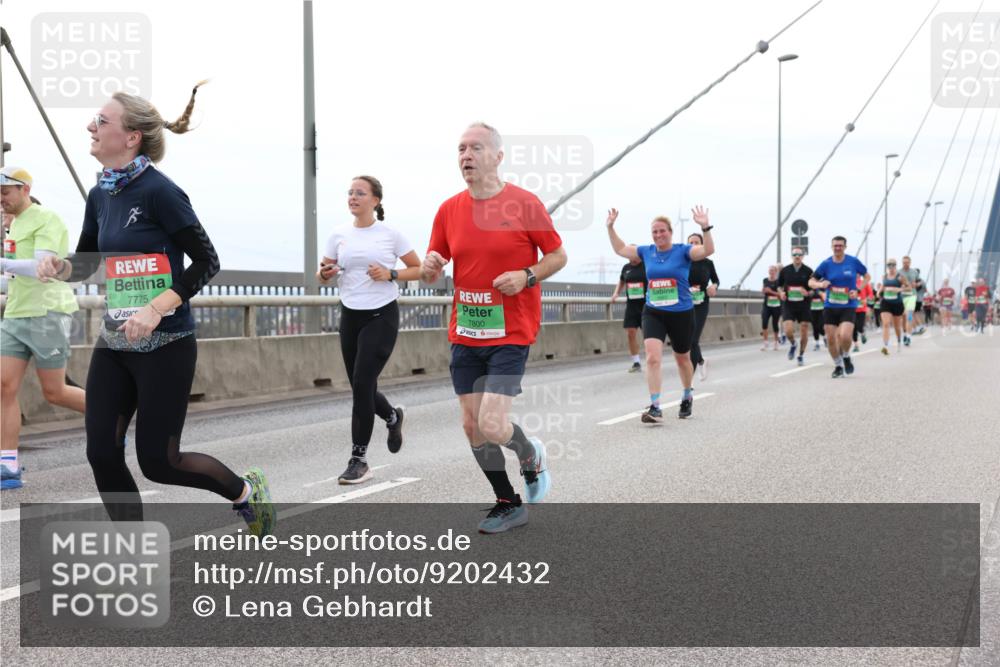 03.10.2025 - Köhlbrandbrückenlauf Lena Gebhardt http://msf.ph/oto/9202432 03.10.2025 15:49:05 Position 2 7775, 7800 meine-sportfotos.de