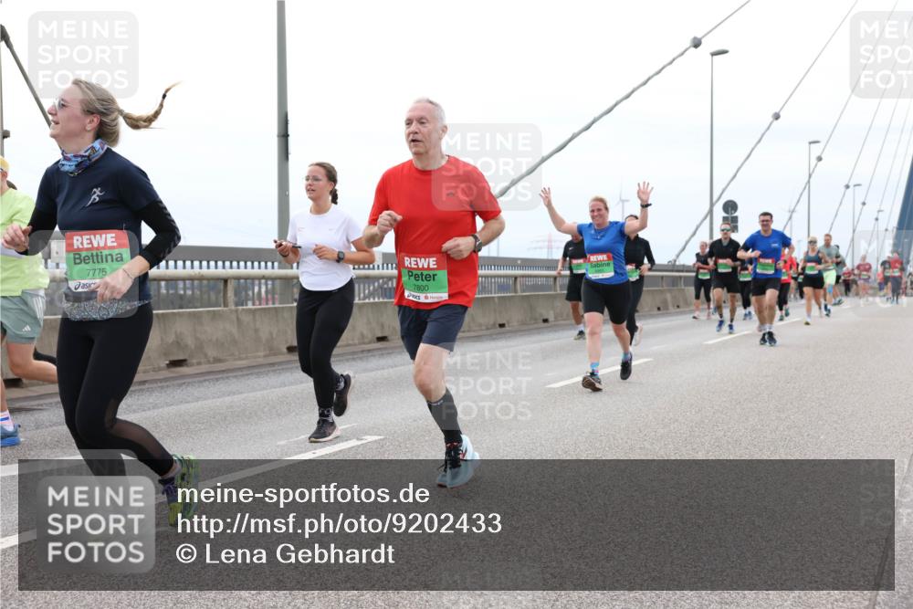 03.10.2025 - Köhlbrandbrückenlauf Lena Gebhardt http://msf.ph/oto/9202433 03.10.2025 15:49:05 Position 2 7775, 7800 meine-sportfotos.de
