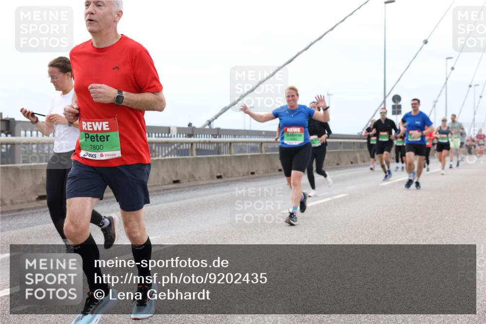 03.10.2025 - Köhlbrandbrückenlauf Lena Gebhardt http://msf.ph/oto/9202435 03.10.2025 15:49:05 Position 2 7800 meine-sportfotos.de