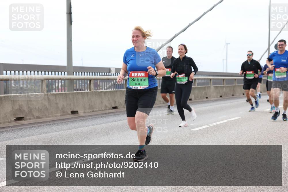 03.10.2025 - Köhlbrandbrückenlauf Lena Gebhardt http://msf.ph/oto/9202440 03.10.2025 15:49:06 Position 2 8983 meine-sportfotos.de