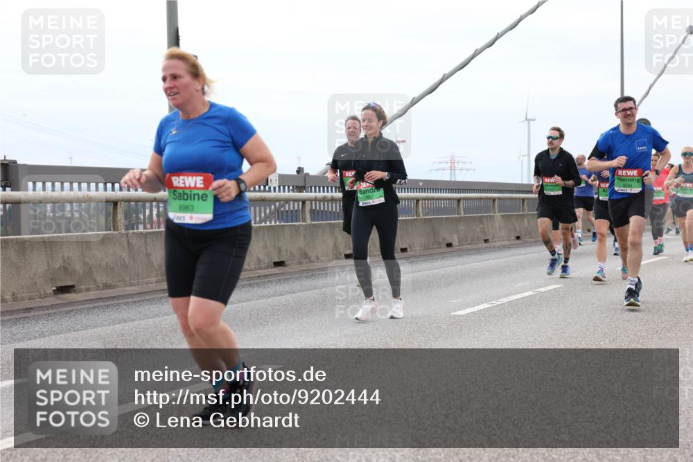 03.10.2025 - Köhlbrandbrückenlauf Lena Gebhardt http://msf.ph/oto/9202444 03.10.2025 15:49:06 Position 2 8983, 7657, 9244 meine-sportfotos.de