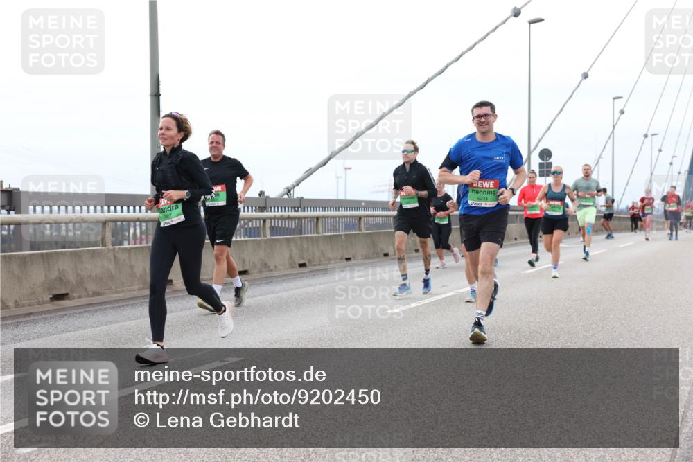 03.10.2025 - Köhlbrandbrückenlauf Lena Gebhardt http://msf.ph/oto/9202450 03.10.2025 15:49:07 Position 2 7657, 9244 meine-sportfotos.de