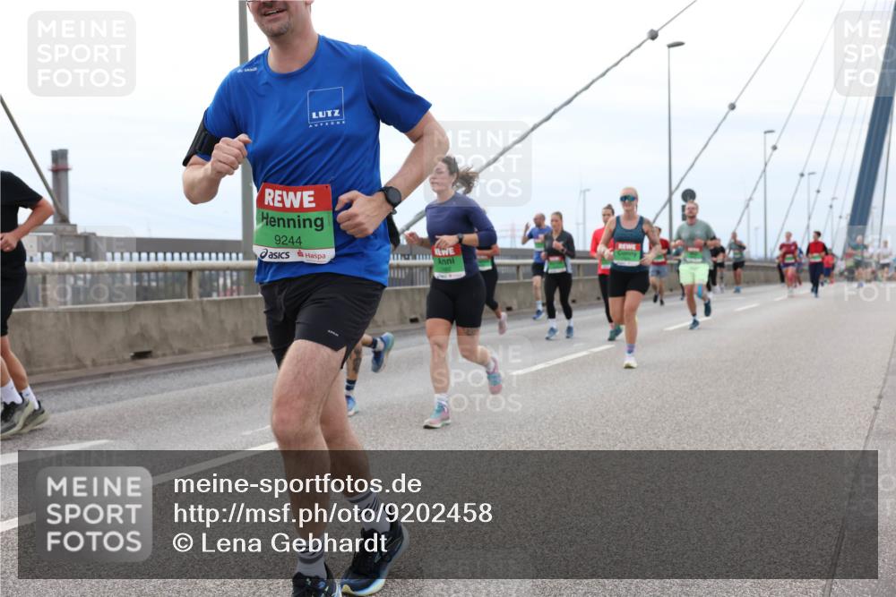 03.10.2025 - Köhlbrandbrückenlauf Lena Gebhardt http://msf.ph/oto/9202458 03.10.2025 15:49:09 Position 2 9244 meine-sportfotos.de