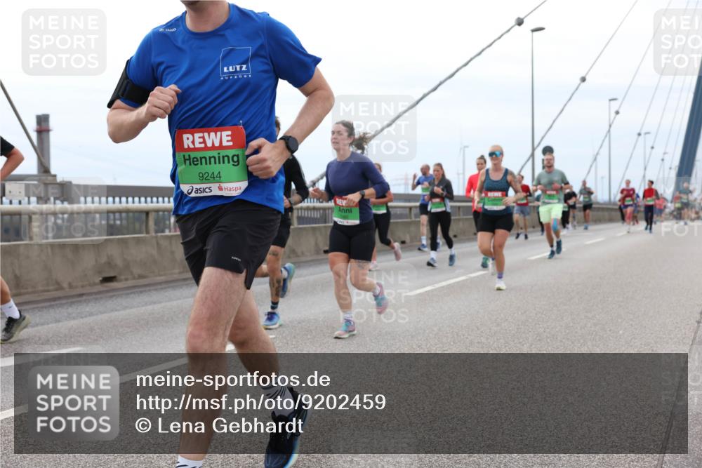03.10.2025 - Köhlbrandbrückenlauf Lena Gebhardt http://msf.ph/oto/9202459 03.10.2025 15:49:09 Position 2 9244 meine-sportfotos.de