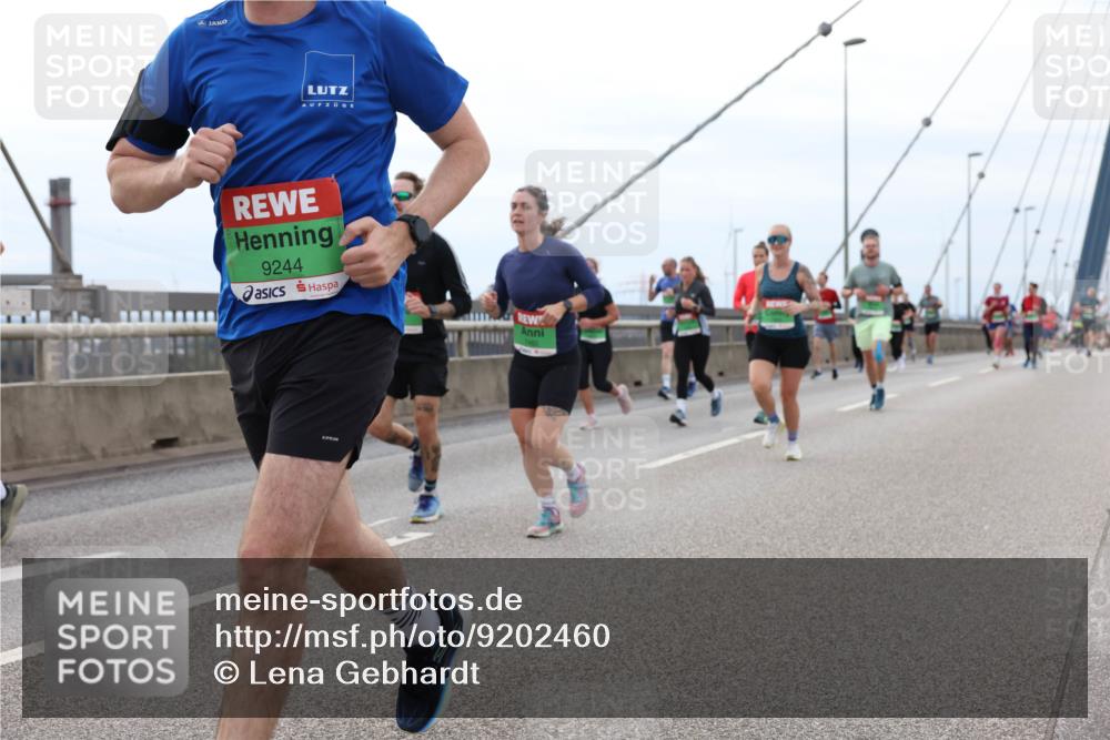 03.10.2025 - Köhlbrandbrückenlauf Lena Gebhardt http://msf.ph/oto/9202460 03.10.2025 15:49:09 Position 2 9244 meine-sportfotos.de